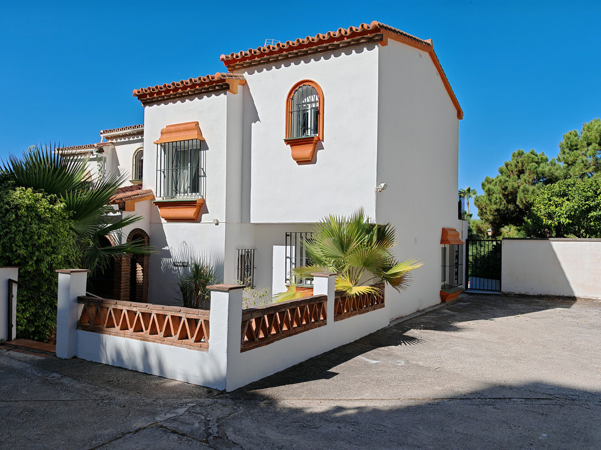 Adosados de 5 dormitorios en venta en Calahonda – R5115640