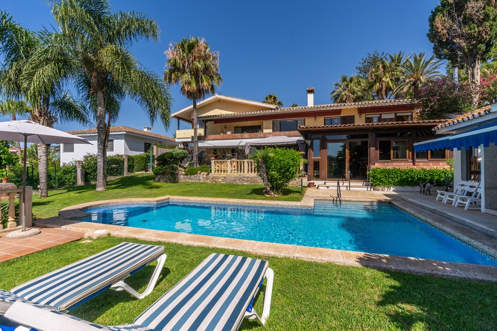 6 bedroom Villas for sale in Marbesa – R5111866