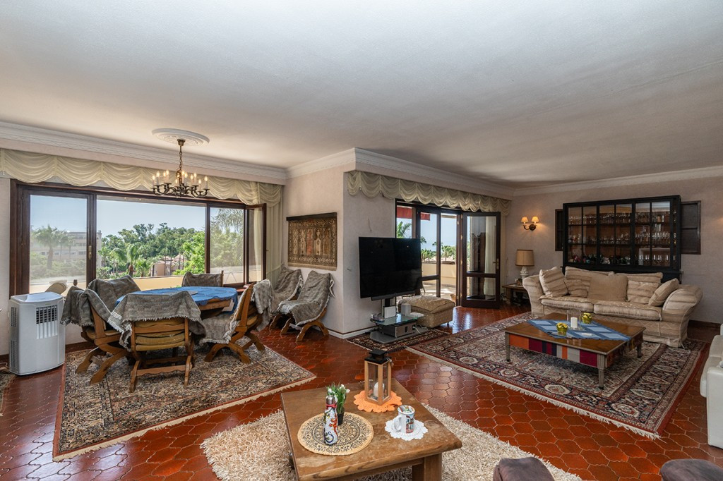 6 bedroom Villas for sale in Marbesa – R5111866
