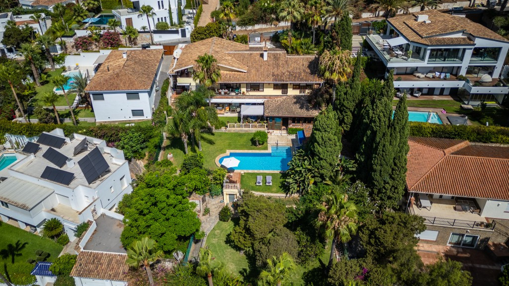 6 bedroom Villas for sale in Marbesa – R5111866
