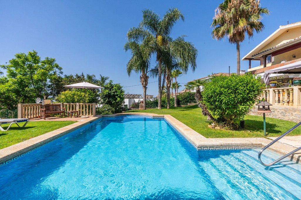 6 bedroom Villas for sale in Marbesa – R5111866