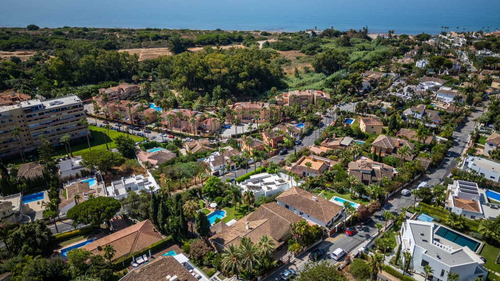 6 bedroom Villas for sale in Marbesa – R5111866