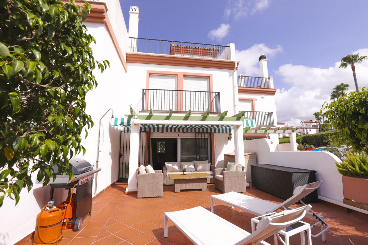 Adosados de 3 dormitorios en venta en Cabopino – R5107501
