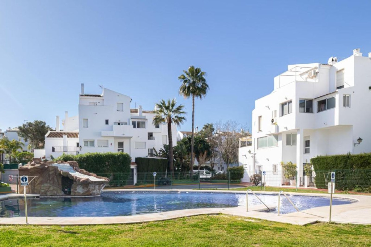 Apartamentos de 3 dormitorios en venta en Elviria – R5078716
