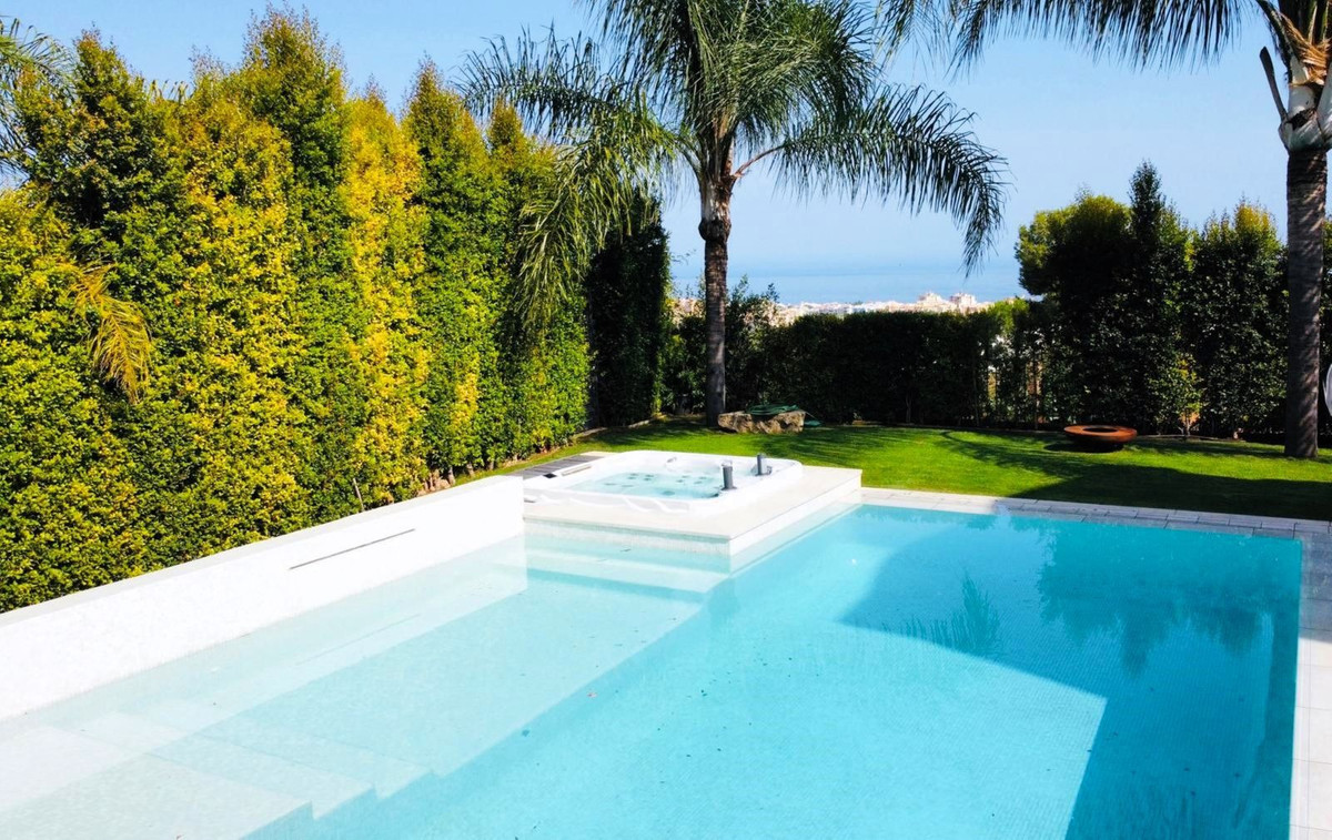 6 bedroom Villas for sale in Marbella – R5103538
