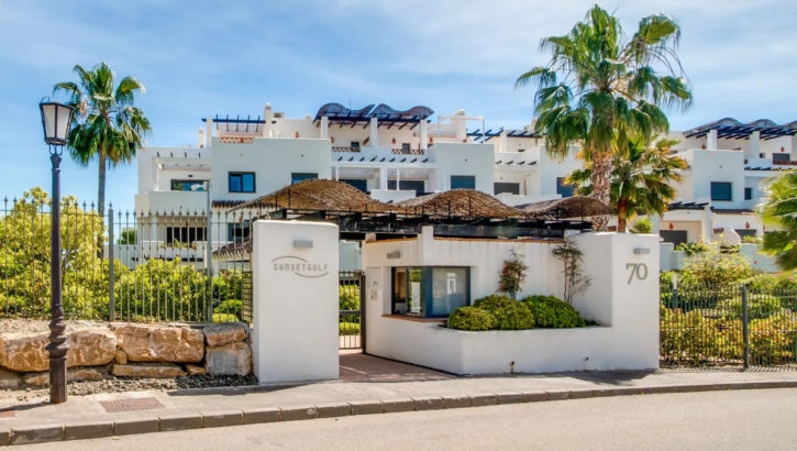 Adosados de 3 dormitorios en venta en Selwo – R4874494 en 