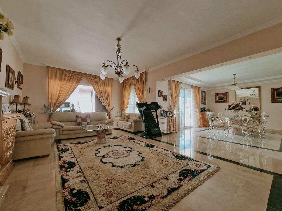 Villas de 5 dormitorios en venta en Guadalmina Baja – R5110717