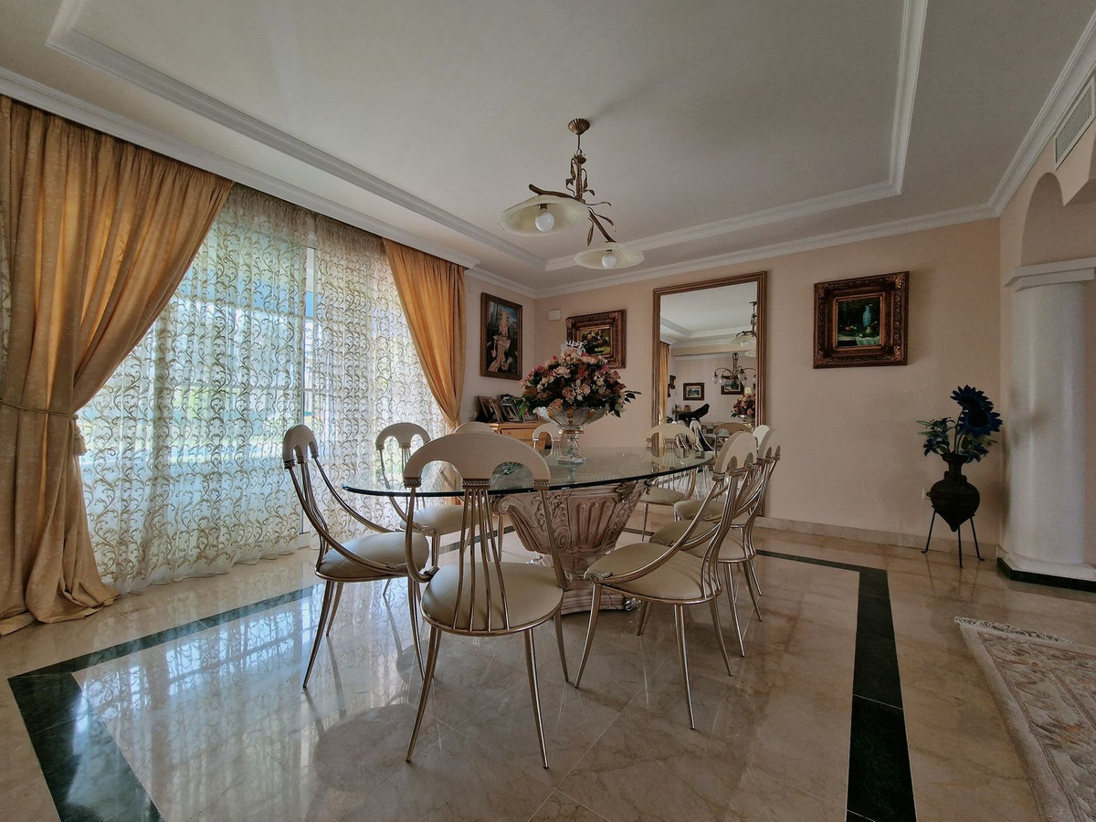 Villas de 5 dormitorios en venta en Guadalmina Baja – R5110717