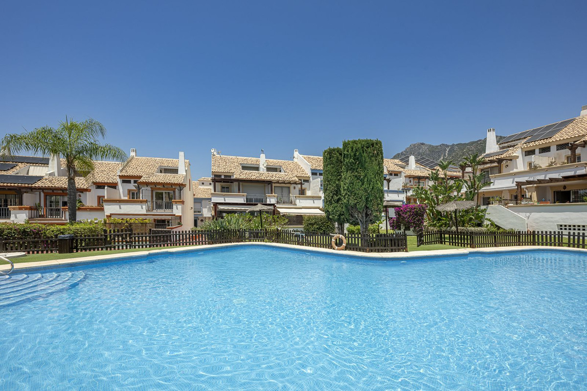 Adosados de 4 dormitorios en venta en Marbella – R5079868