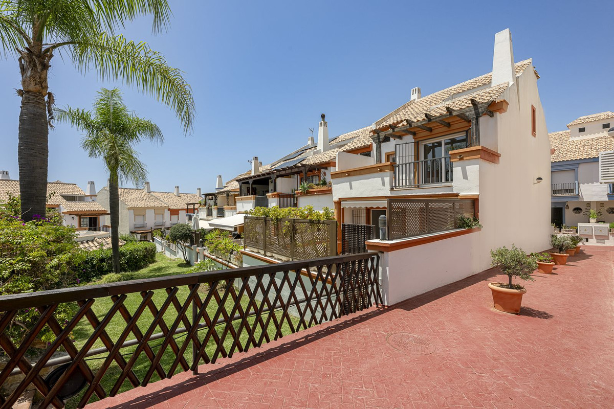 Adosados de 4 dormitorios en venta en Marbella – R5079868