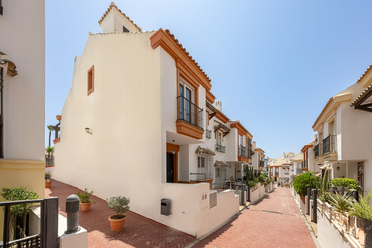 Adosados de 4 dormitorios en venta en Marbella – R5079868