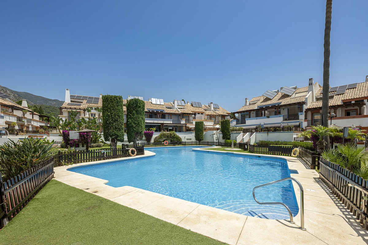 Adosados de 4 dormitorios en venta en Marbella – R5079868