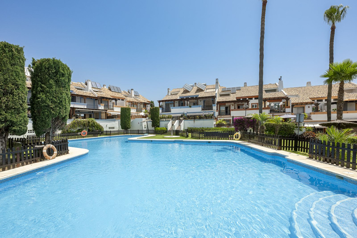 Adosados de 4 dormitorios en venta en Marbella – R5079868