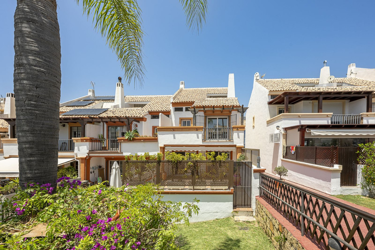 Adosados de 4 dormitorios en venta en Marbella – R5079868