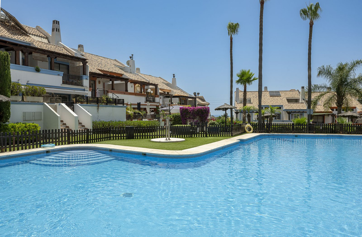 Adosados de 4 dormitorios en venta en Marbella – R5079868