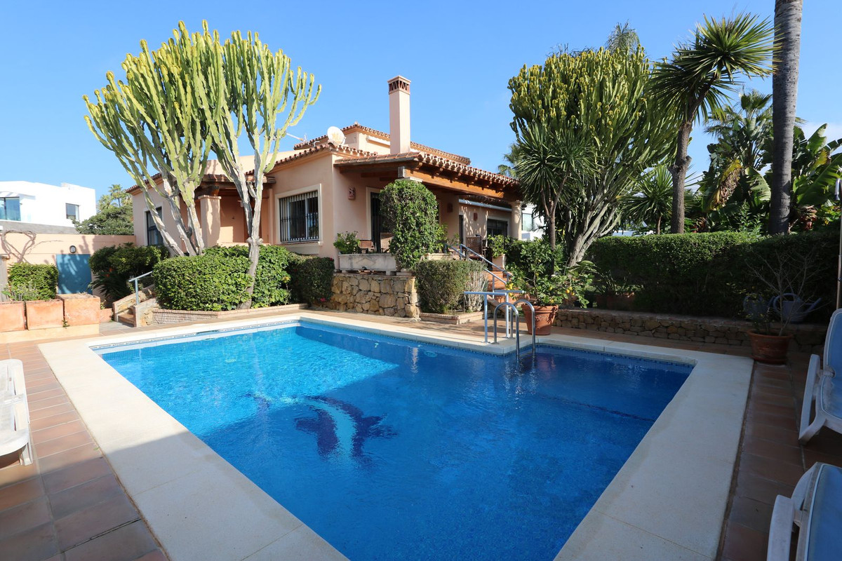 Villas de 6 dormitorios en venta en Cabopino – R5114500