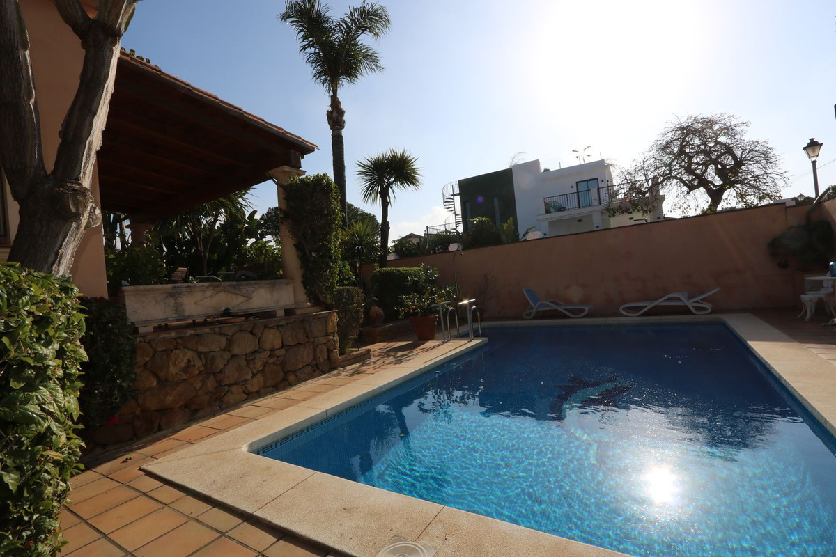 Villas de 6 dormitorios en venta en Cabopino – R5114500
