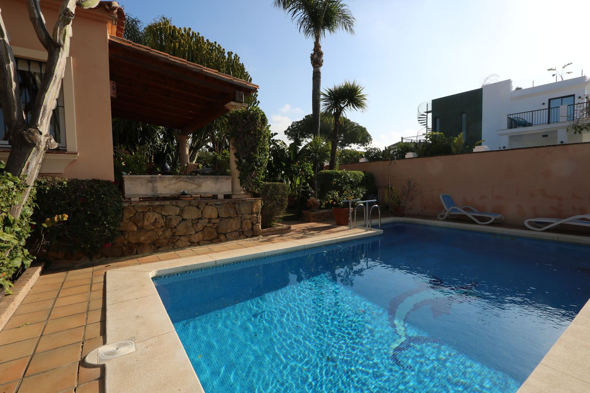 Villas de 6 dormitorios en venta en Cabopino – R5114500