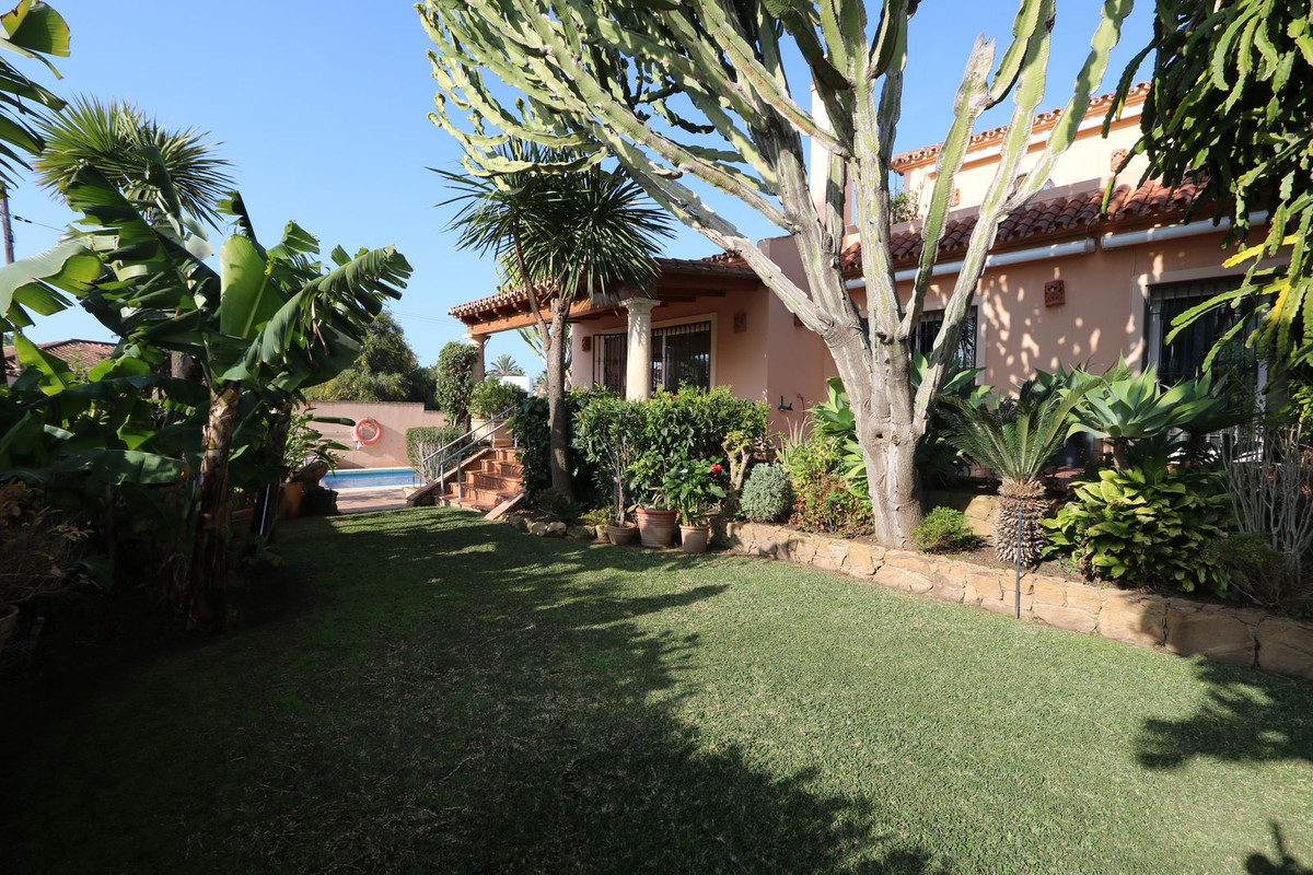Villas de 6 dormitorios en venta en Cabopino – R5114500