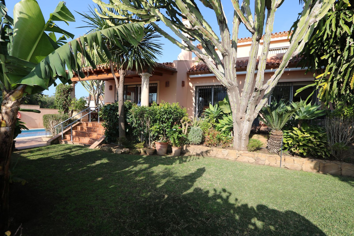 Villas de 6 dormitorios en venta en Cabopino – R5114500