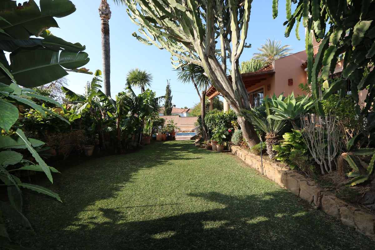 Villas de 6 dormitorios en venta en Cabopino – R5114500