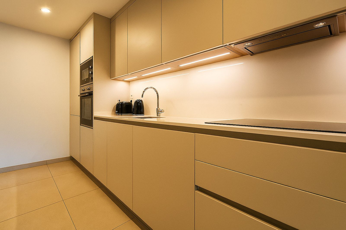Apartamentos de 3 dormitorios en venta en Elviria – R5118931