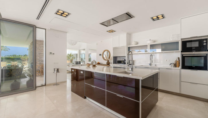 7 bedroom Villas for sale in Marbella – R5117725 in 