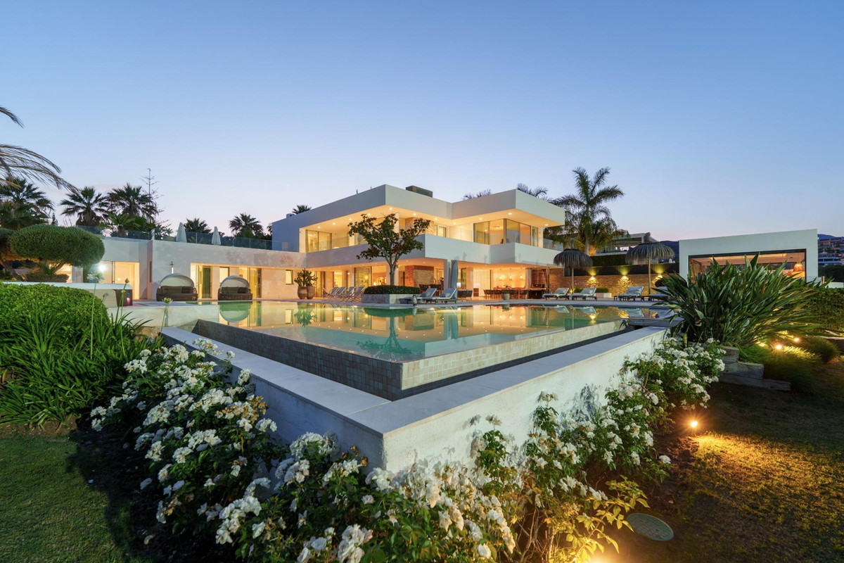 Villas de 7 dormitorios en venta en Marbella – R5117725
