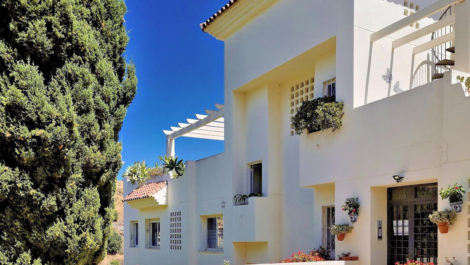 Apartamentos de 2 dormitorios en venta en Calahonda – R5121616