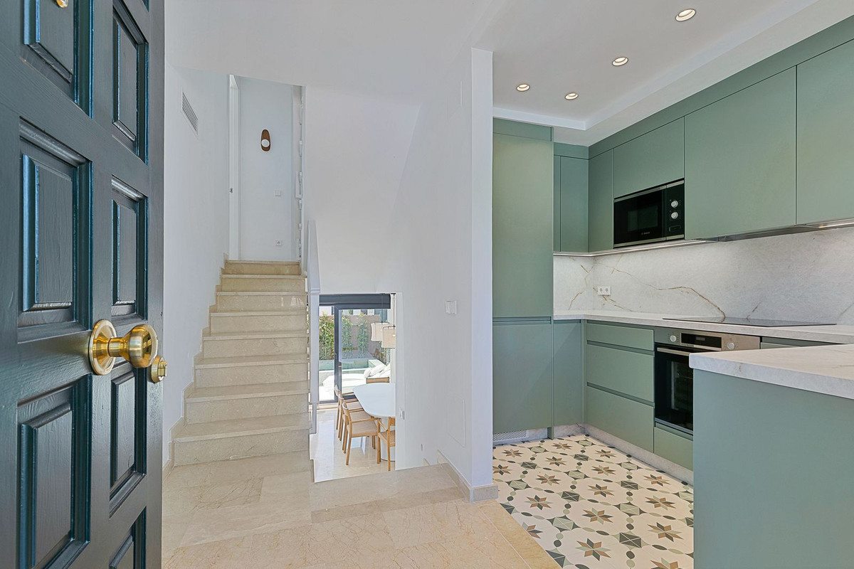 4 bedroom Townhouses for sale in Guadalmina Baja – R5005201