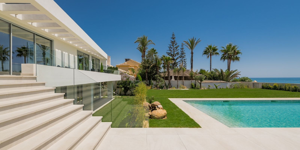 5 bedroom Villas for sale in La Cala de Mijas – R5110816