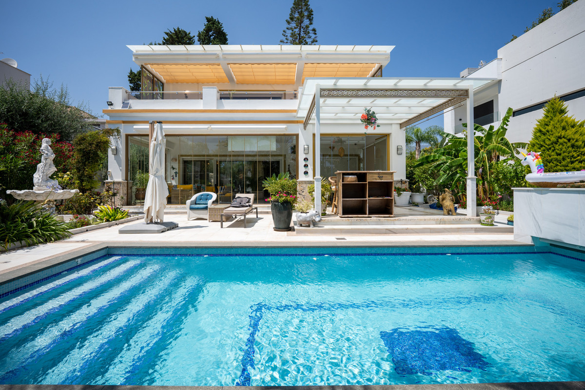 4 bedroom Villas for sale in Marbella – R5120077