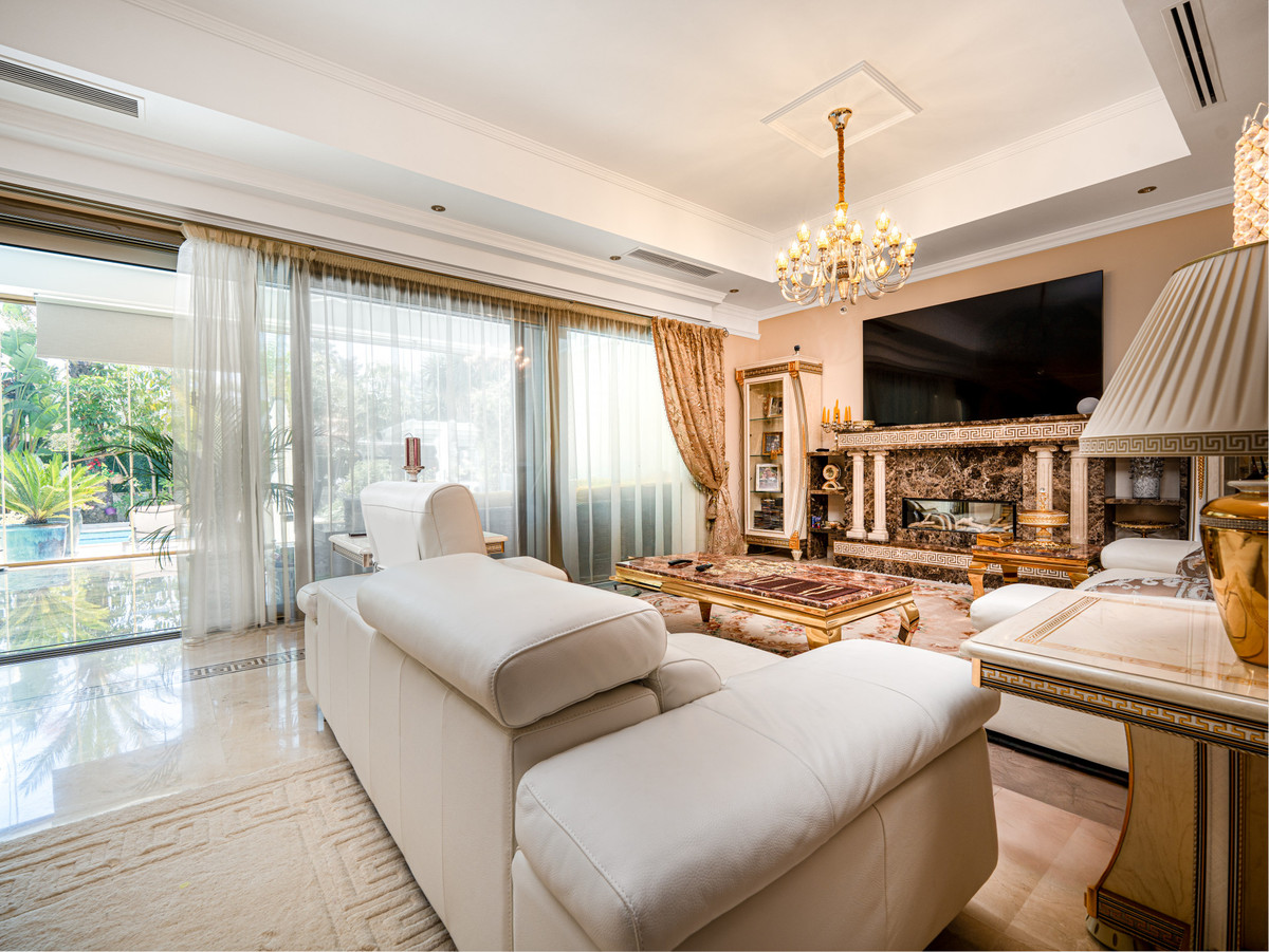 4 bedroom Villas for sale in Marbella – R5120077