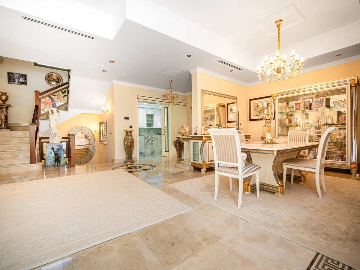 4 bedroom Villas for sale in Marbella – R5120077