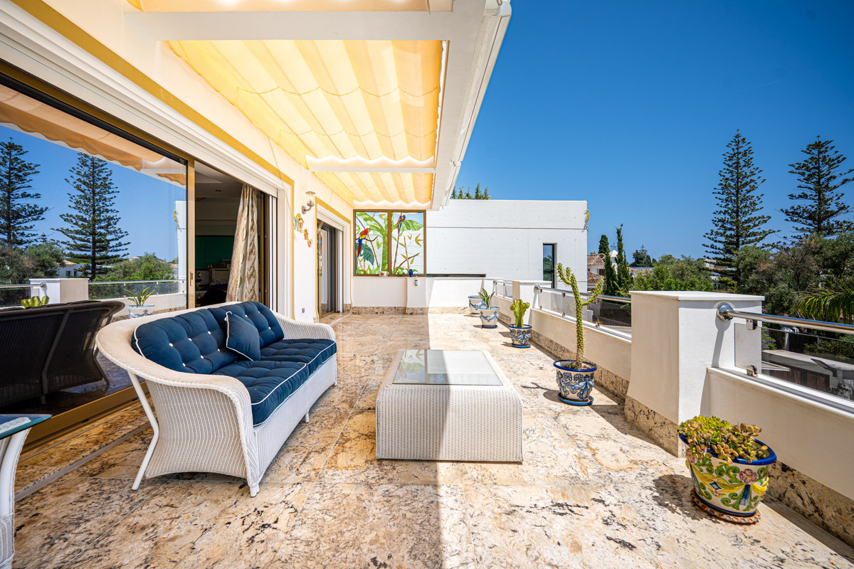 4 bedroom Villas for sale in Marbella – R5120077