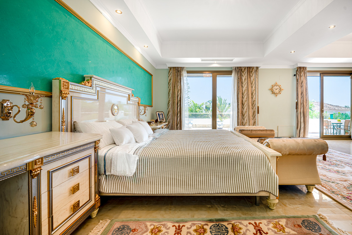 4 bedroom Villas for sale in Marbella – R5120077