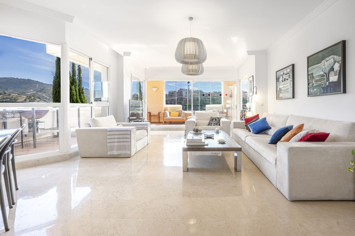 Apartamentos de 3 dormitorios en venta en Elviria – R5117932