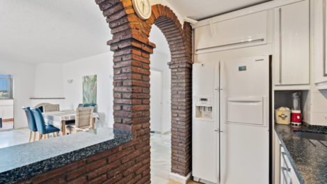 Apartamentos de 4 dormitorios en venta en Calahonda – R5116582