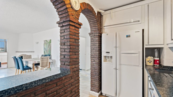 Apartamentos de 4 dormitorios en venta en Calahonda – R5116582 en 