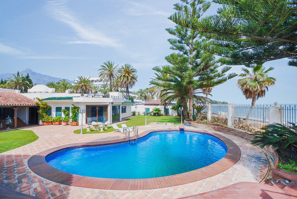 9 bedroom Villas for sale in Milla de Oro – R5065927