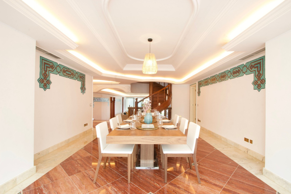 9 bedroom Villas for sale in Milla de Oro – R5065927