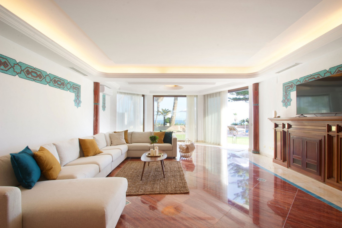 9 bedroom Villas for sale in Milla de Oro – R5065927