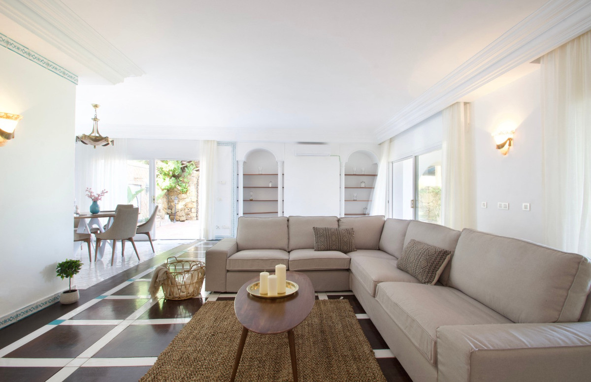 9 bedroom Villas for sale in Milla de Oro – R5065927
