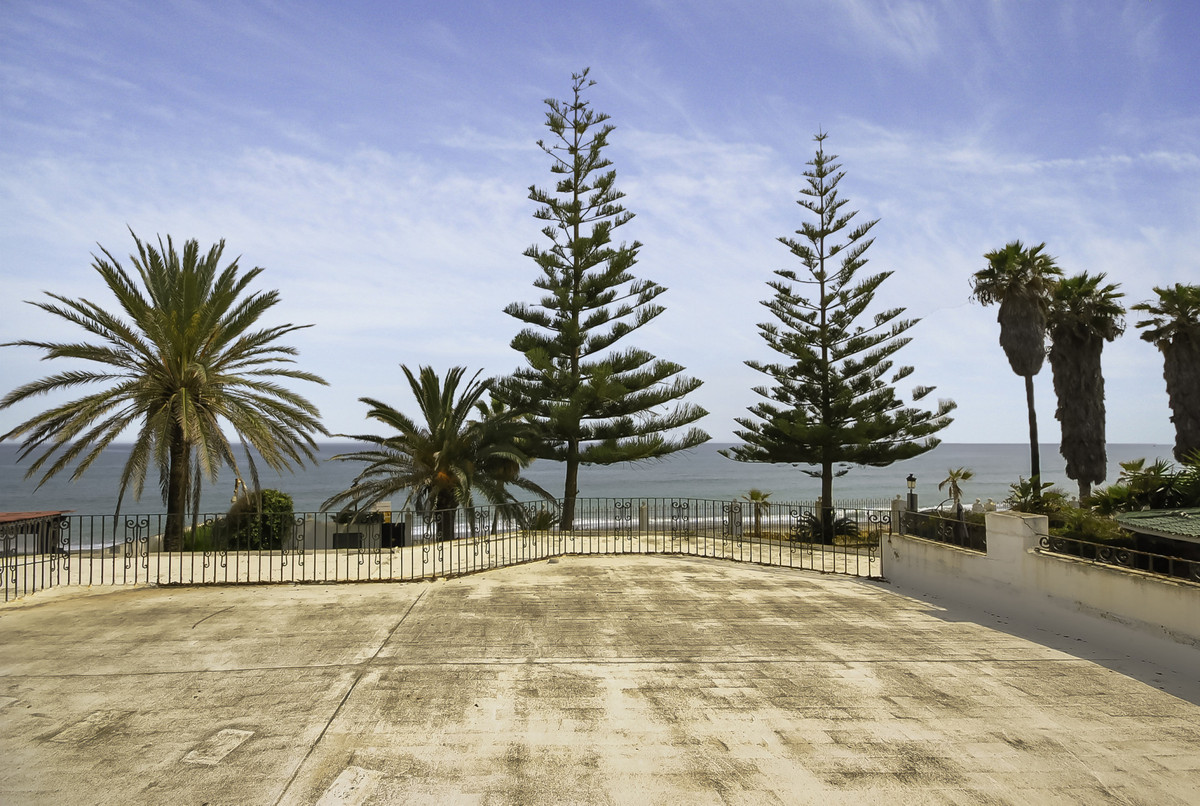 9 bedroom Villas for sale in Milla de Oro – R5065927