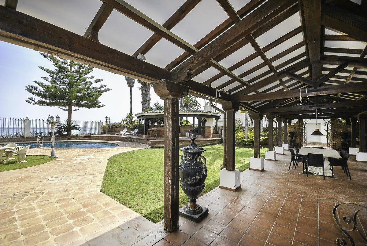 9 bedroom Villas for sale in Milla de Oro – R5065927