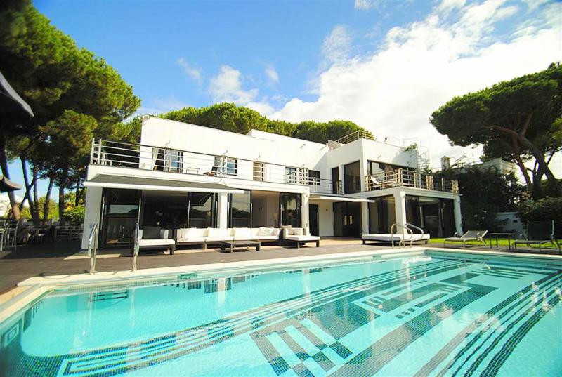 8 bedroom Villas for sale in Cabopino – R3834277