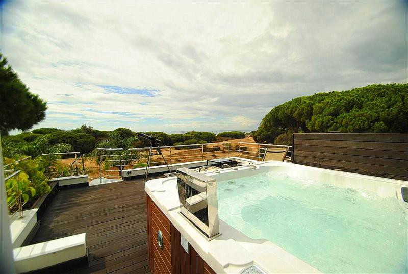 8 bedroom Villas for sale in Cabopino – R3834277