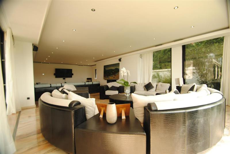 8 bedroom Villas for sale in Cabopino – R3834277