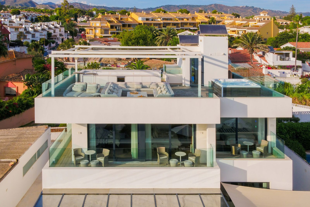 Villas de 6 dormitorios en venta en Las Chapas – R5116708