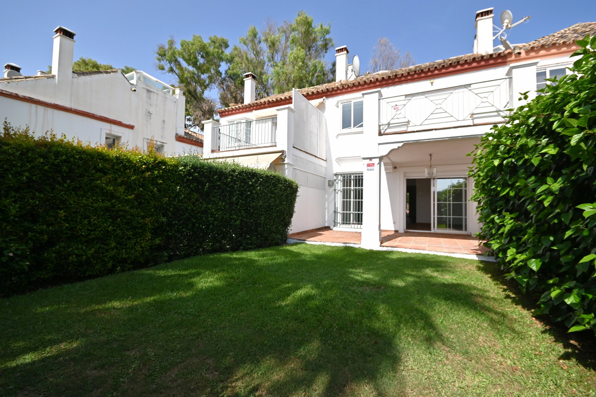 4 bedroom Townhouses for sale in Guadalmina Alta – R5064337